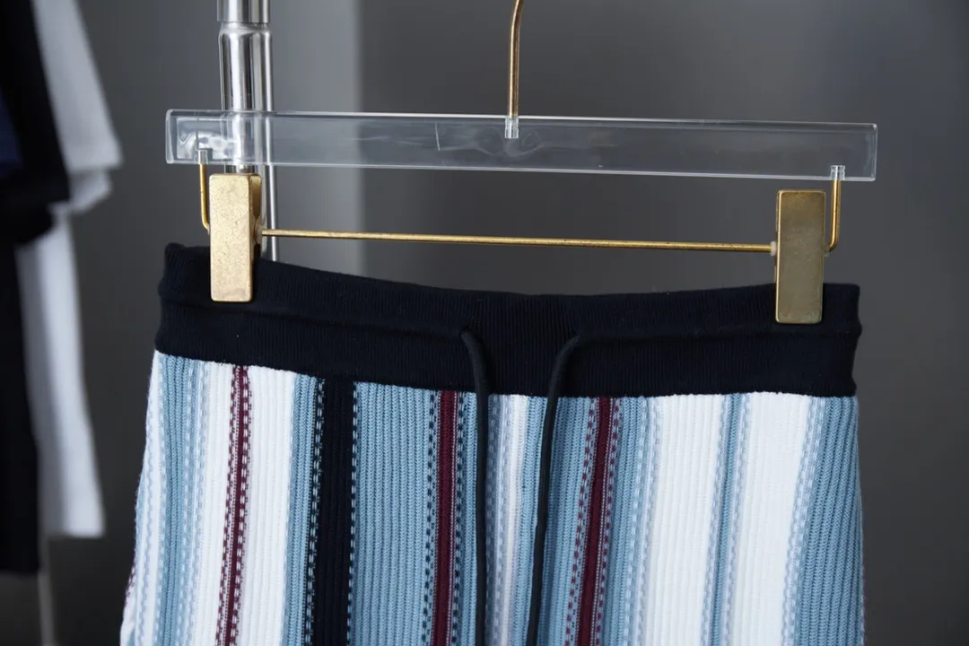 🅿️230 Lujia 25ss new cotton shorts have a loose and breathable silhouette with vertical crochet stripes, and the Yingze embroidered logo is integrated into the left side. The beaded drawstring lasso closure adds an elegant touch, and can be worn with the matching shirt for a cruise look. Size: S.M.L.XL.